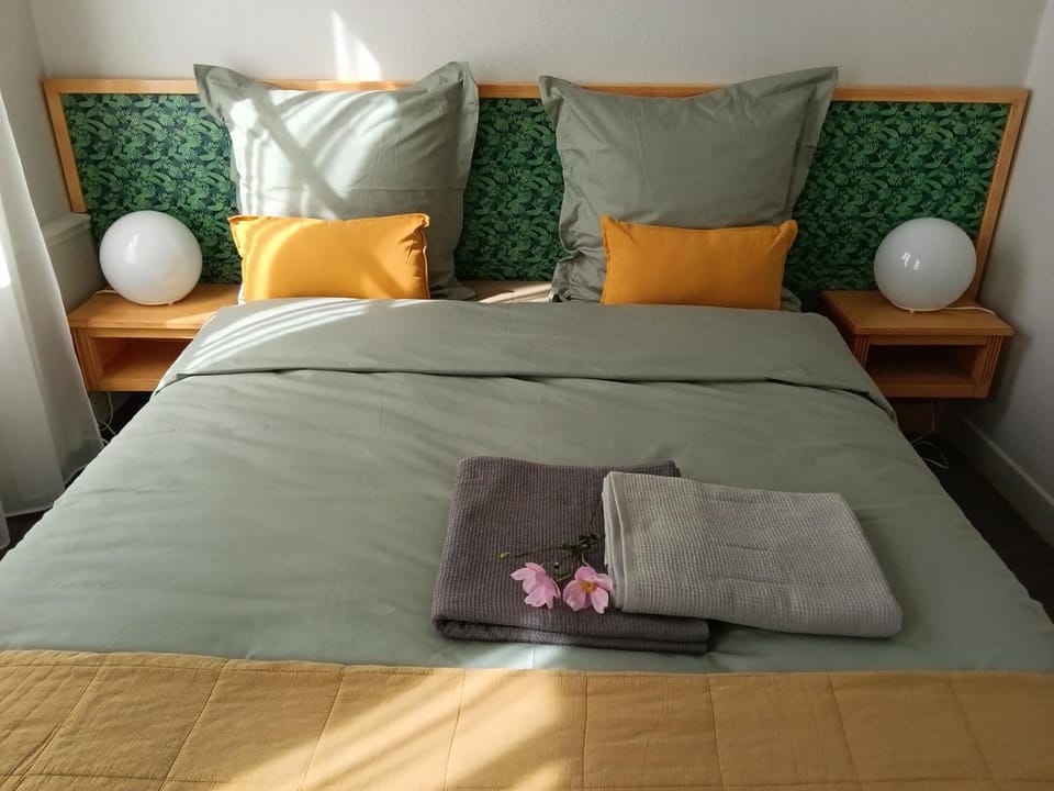 Bed, Bedroom, towels
