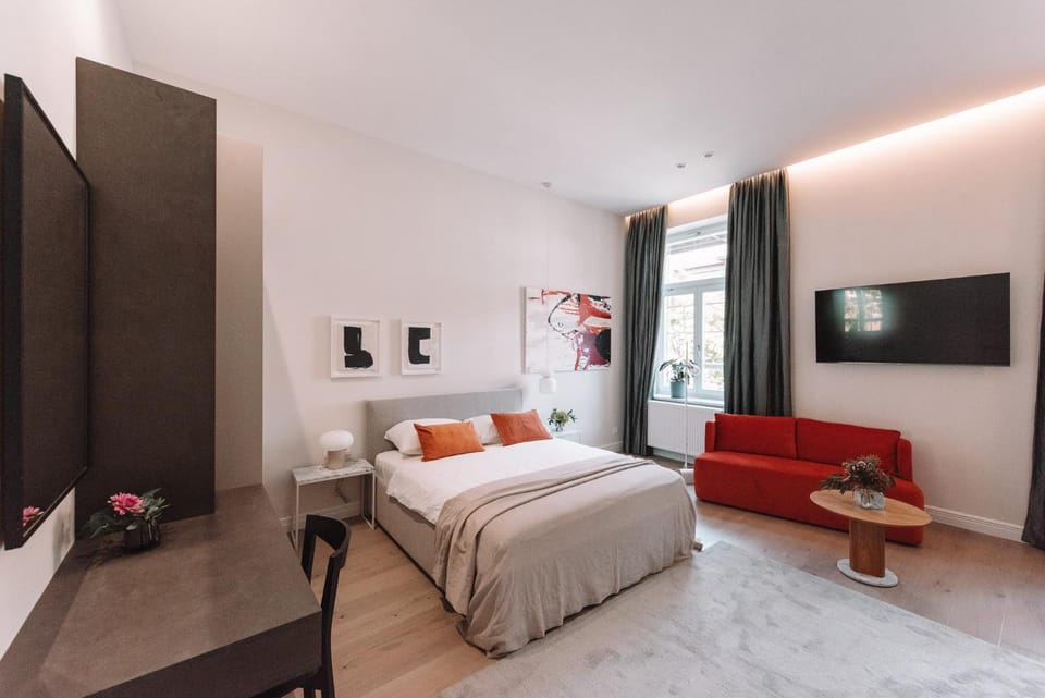 Communal lounge/ TV room, Bed, TV and multimedia, Seating area, Bedroom