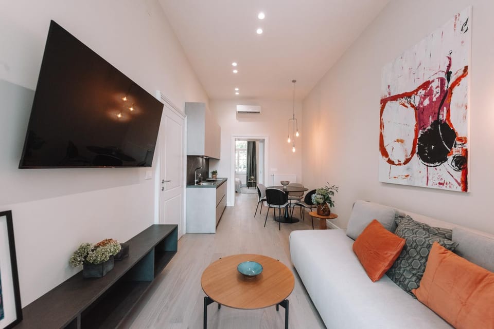 Communal lounge/ TV room, TV and multimedia, Kitchen or kitchenette, Living room, Seating area, air conditioner