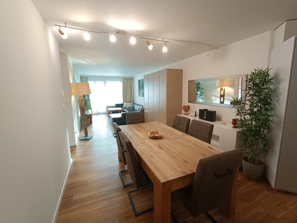 Grosszügige 3 Schlafzimmer Wohnung mit privatem Garten neben Jakobshornbahn Apartment in Davos