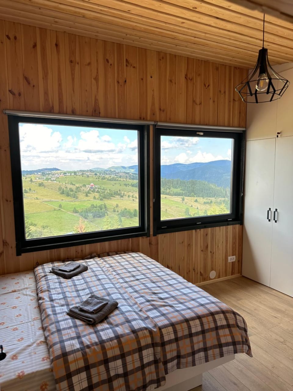 Bedroom, Mountain view