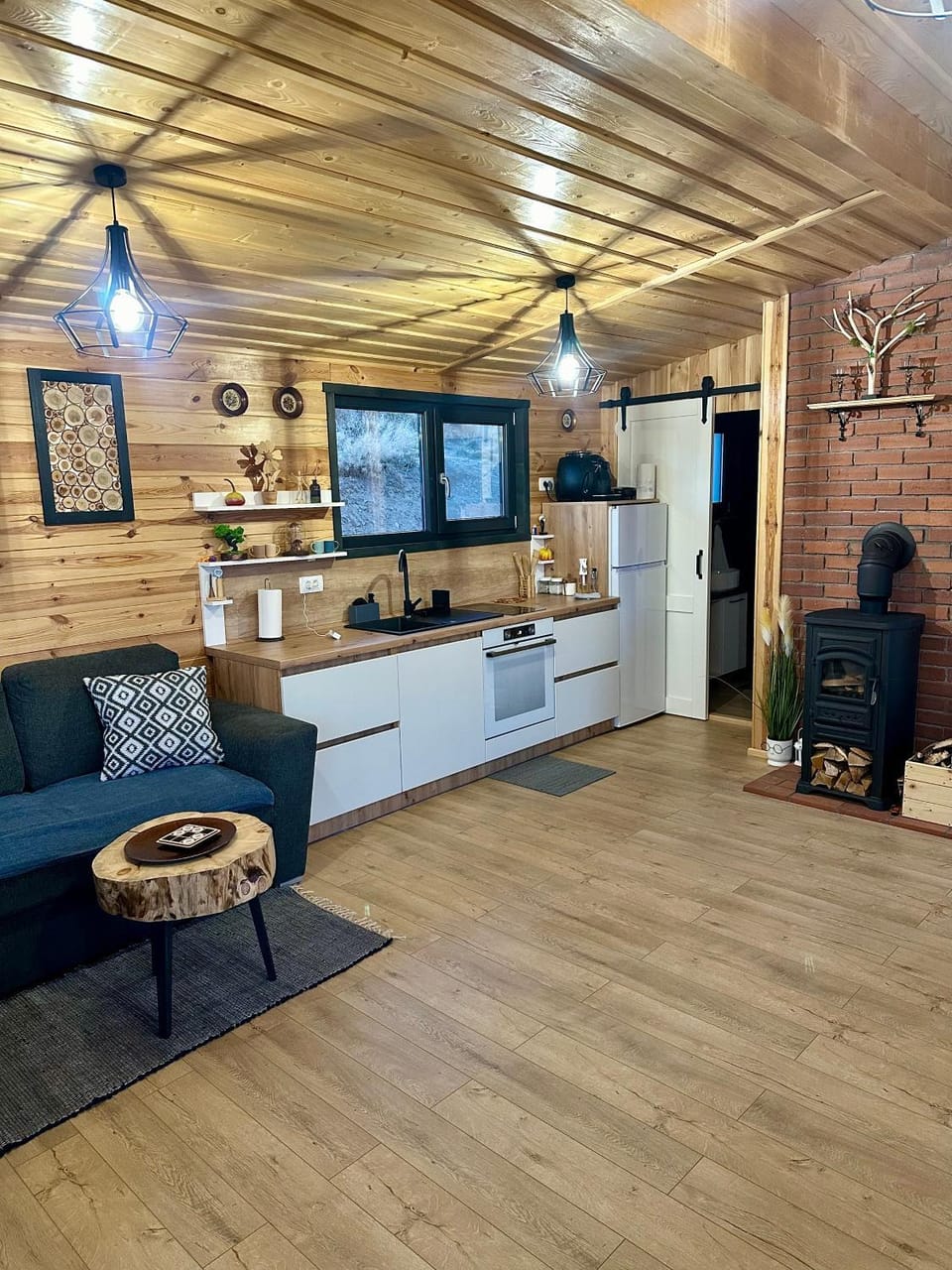 Coffee/tea facilities, Kitchen or kitchenette, Living room