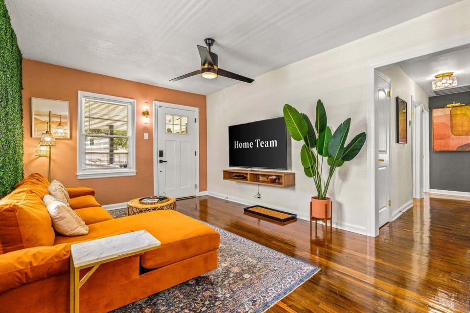 Sunny Citrus Escape Min to Midtown & Dog-Friendly House in Tampa