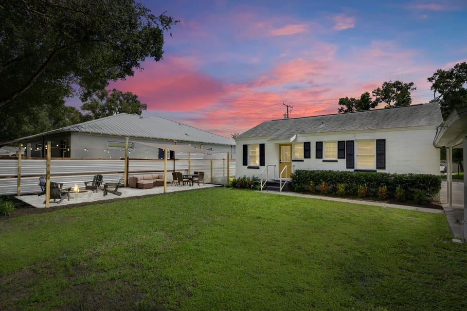Sunny Citrus Escape Min to Midtown & Dog-Friendly House in Tampa