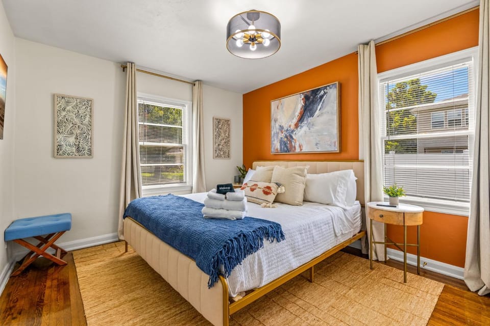 Sunny Citrus Escape Min to Midtown & Dog-Friendly House in Tampa