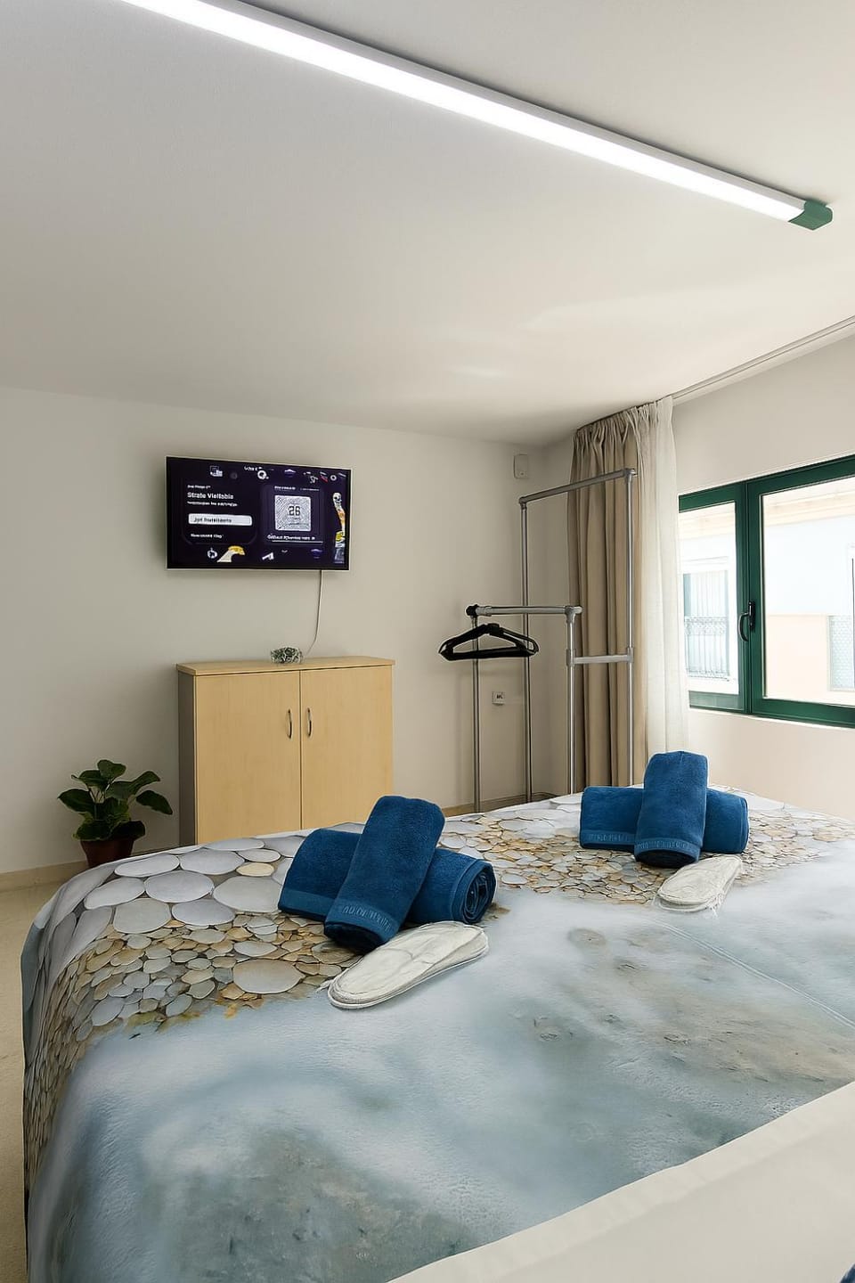 Bed, People, TV and multimedia, Photo of the whole room, Decorative detail, Decorative detail, Bedroom, Guests, Guests, Street view, children, children, young children, young children, older children, older children, group of guests, group of guests, Family, Quiet street view, furniture, heating, internet, internet, towels, wardrobe, air conditioner