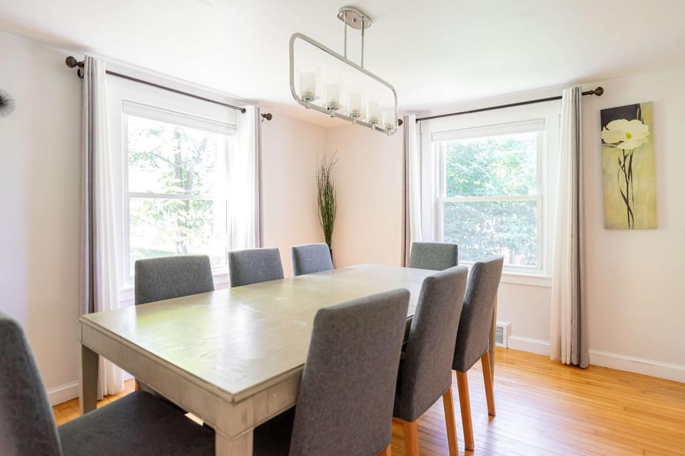 Spacious 4 bedroom home with large yard House in Natick