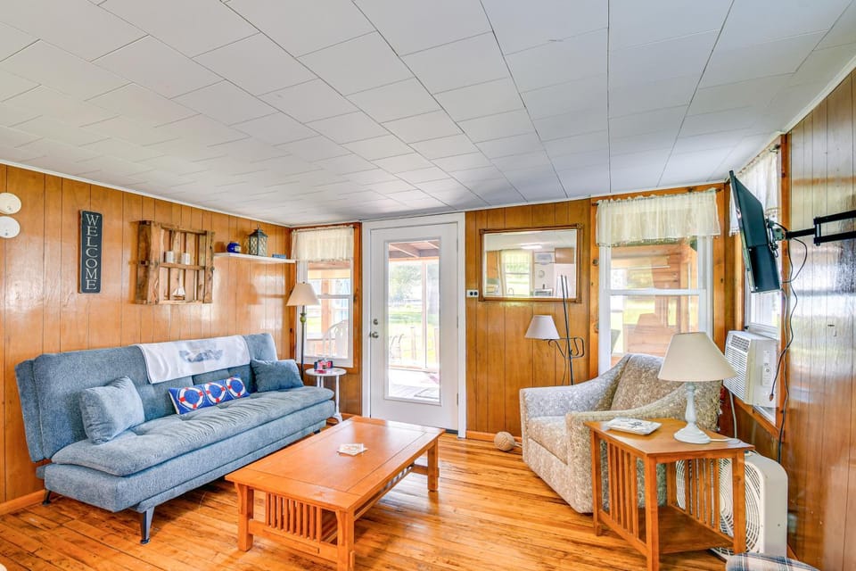 Cayuga Lake Cottage: Private Dock & Deck! House in Cayuga Lake