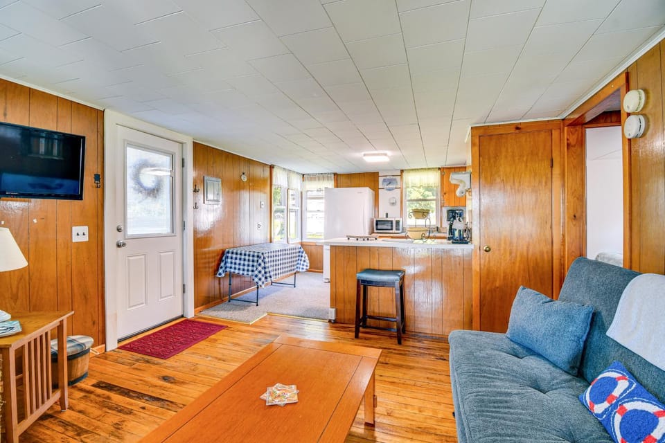 Cayuga Lake Cottage: Private Dock & Deck! House in Cayuga Lake