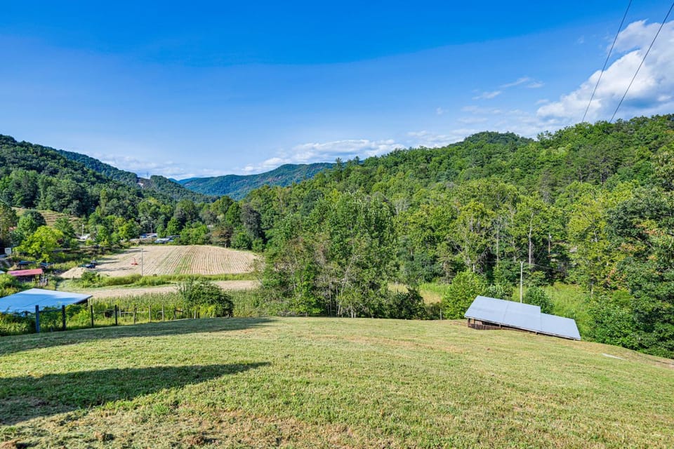 Riverfront Cabin w/ Mtn Views in Tuckasegee! Cabin in Tennessee