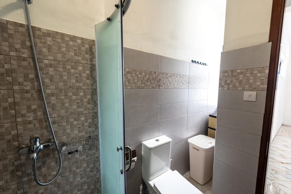 Shower, Toilet, Bathroom, towels