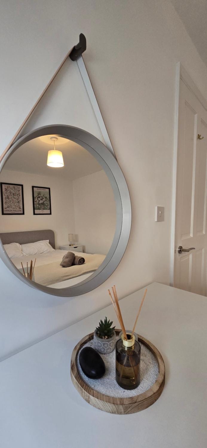 Quiet Cozy Salisbury City Centre 2-Bedroom Serviced Accommodation-Apartment-Detached House - Tirgo Collection House in Salisbury