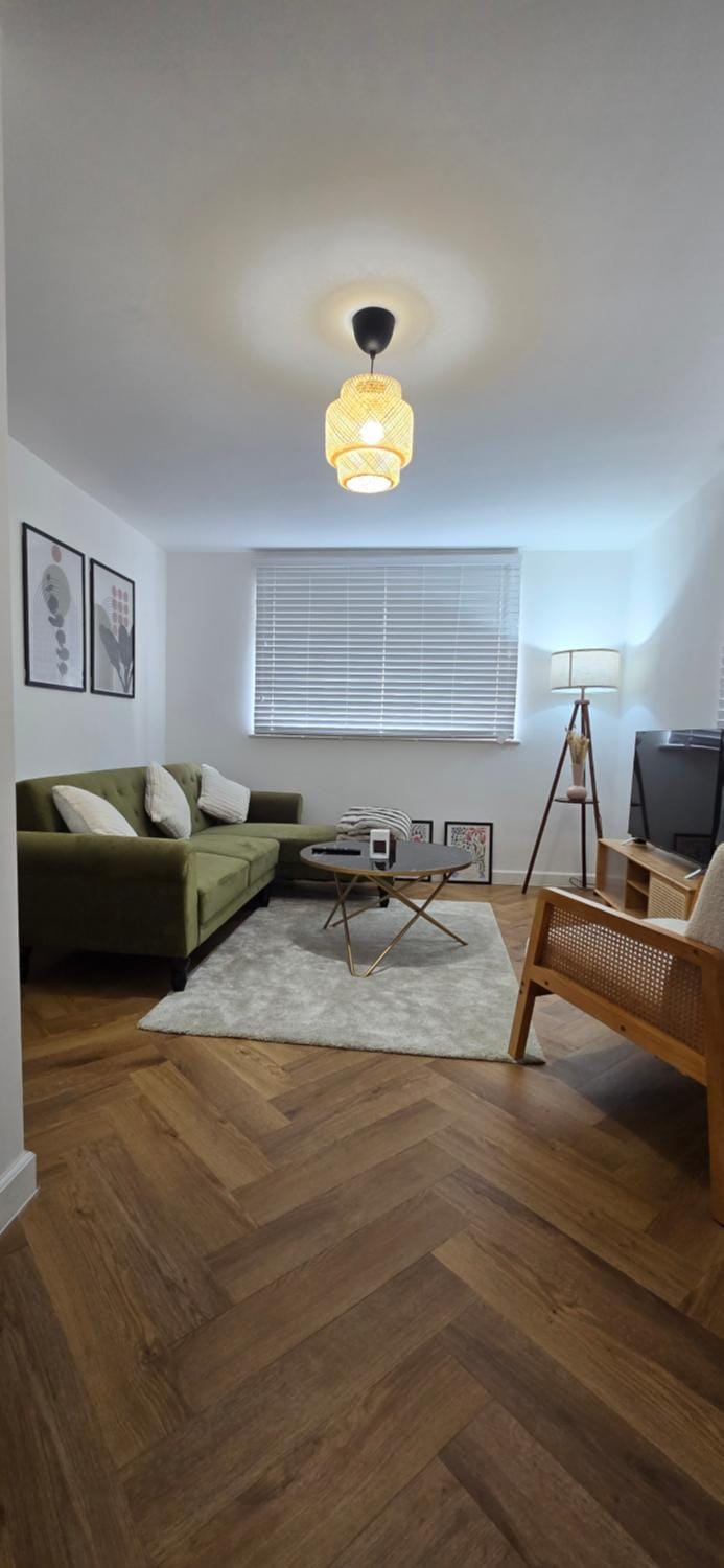 Quiet Cozy Salisbury City Centre 2-Bedroom Serviced Accommodation-Apartment-Detached House - Tirgo Collection House in Salisbury
