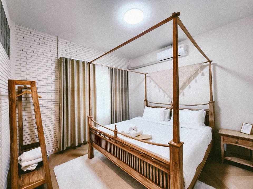 Bed, Photo of the whole room, Bedroom, towels