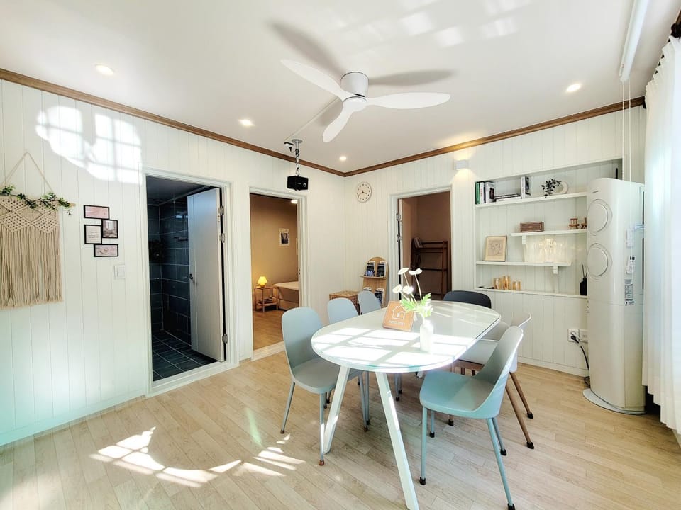 TV and multimedia, Living room, Seating area, Dining area, air conditioner