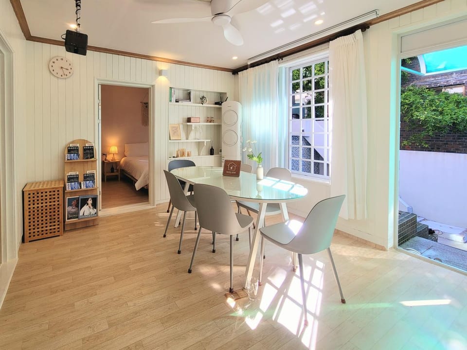TV and multimedia, Living room, Seating area, Dining area, Inner courtyard view, internet, air conditioner