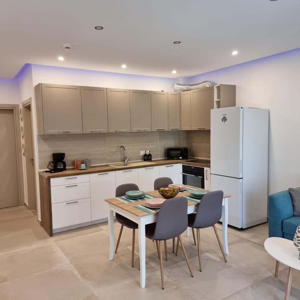 Kitchen or kitchenette, Dining area