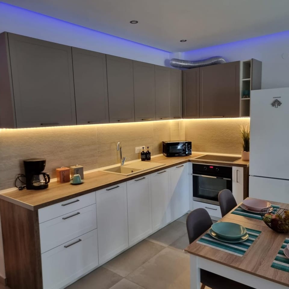 Coffee/tea facilities, Kitchen or kitchenette, oven, stove, toaster