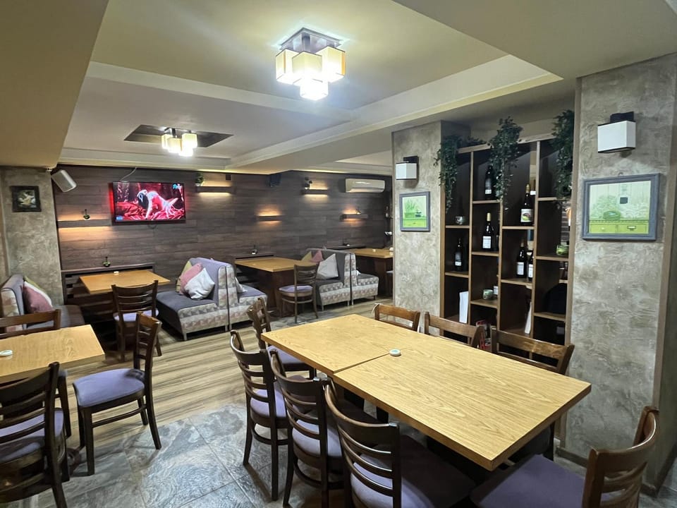 Restaurant/places to eat, TV and multimedia, Seating area