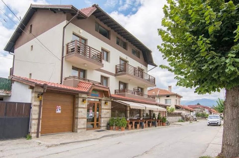 Property building, Facade/entrance, Balcony/Terrace, City view, Street view, Location, Parking