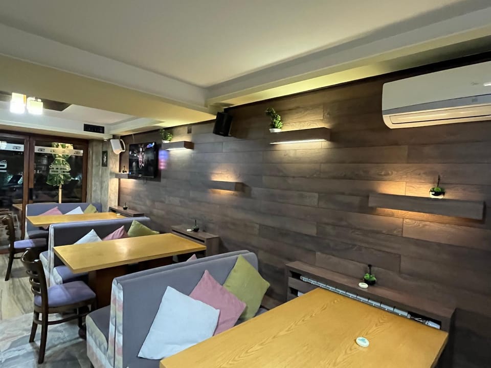 Restaurant/places to eat, TV and multimedia, Seating area