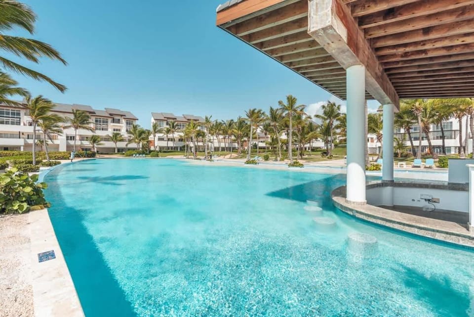 Property building, Day, Pool view, Swimming pool, Swimming pool, sunbed