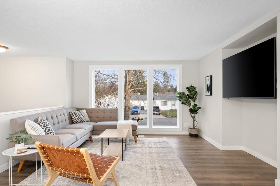 Spacious Family Villa only 13 mi from Silverwood House in Hayden