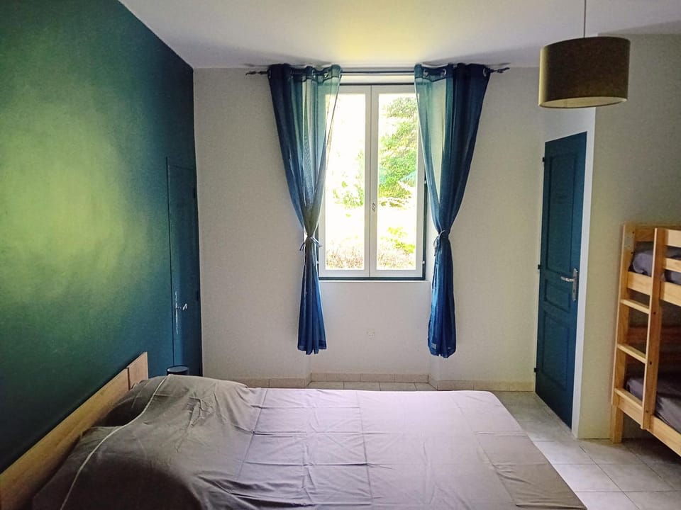 gîte à partager chambre pour 1 à 4 personnes Apartment in Provence-Alpes-Côte d'Azur