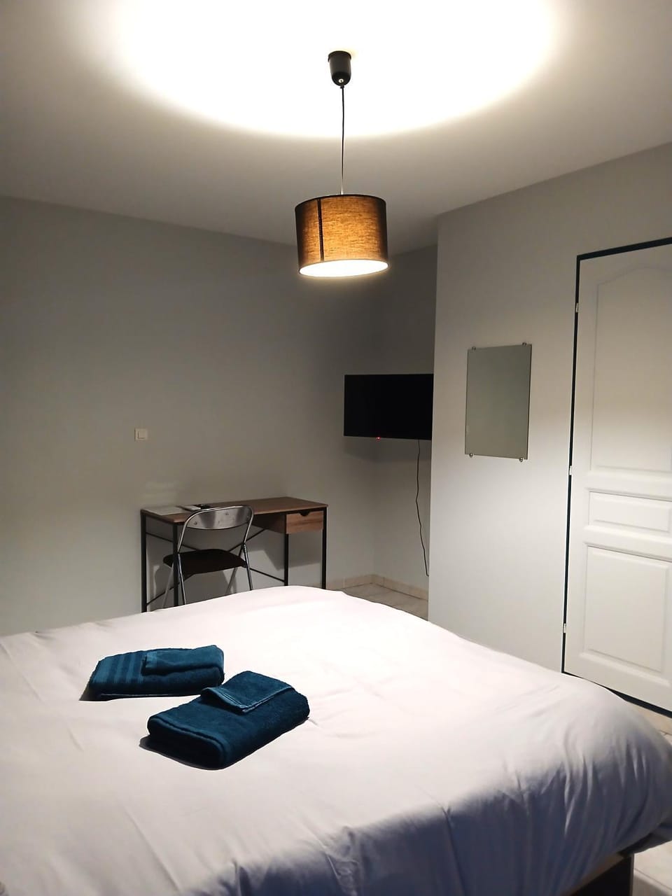 gîte à partager chambre pour 1 à 2 personnes Apartment in Provence-Alpes-Côte d'Azur