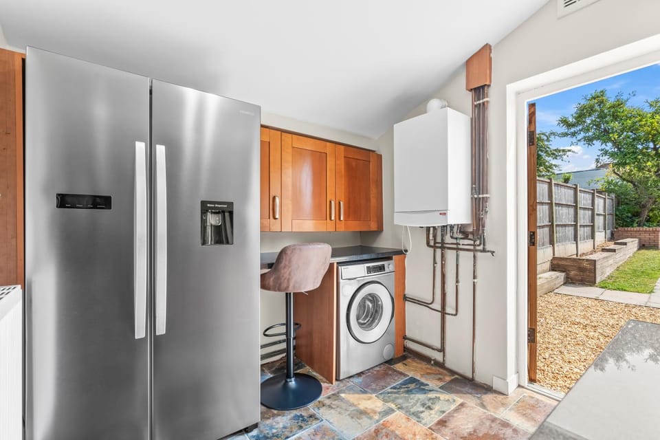 B13 0AU - 5 Double Bedrooms 6 Beds - Driveway fits 2 LWBS -Edgbaston Digbeth Solihull NEC BHX Central City Centre Excellent Location - By Samina, Arz Stays House in Shirley