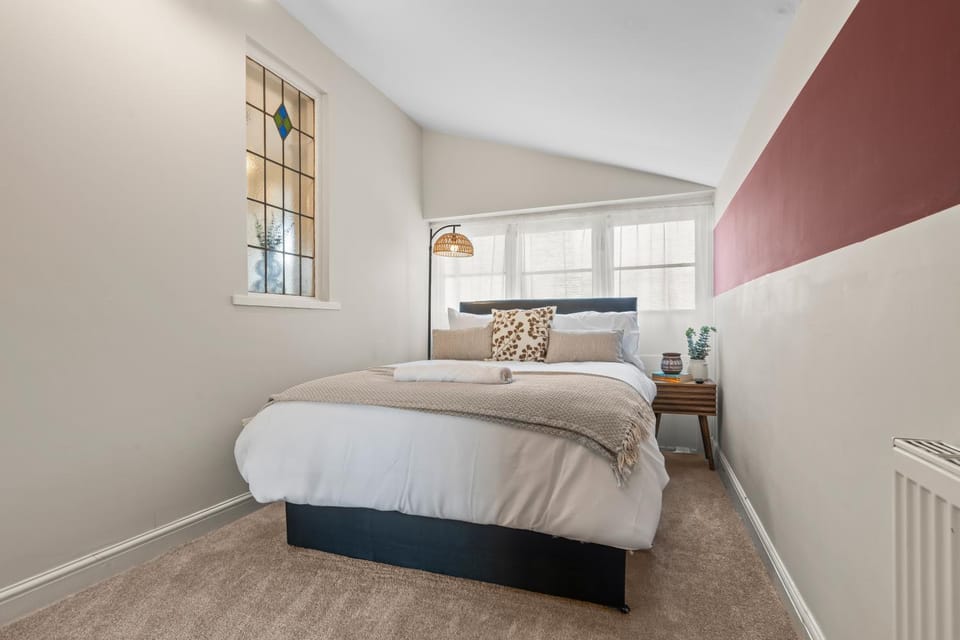 B13 0AU - 5 Double Bedrooms 6 Beds - Driveway fits 2 LWBS -Edgbaston Digbeth Solihull NEC BHX Central City Centre Excellent Location - By Samina, Arz Stays House in Shirley