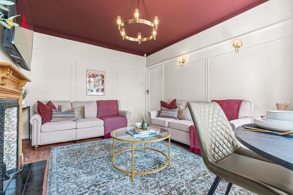 Parking fits 2 LWBs- B13 0AU 5 Double Beds 5 Bedrooms-Edgbaston Digbeth Solihull NEC BHX JLR M42 NIA O2 Academy NR City Centre Excellent Location - By Samina, Arz Stays House in Shirley