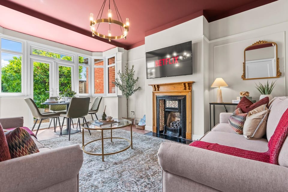 B13 0AU - 5 Double Bedrooms 6 Beds - Driveway fits 2 LWBS -Edgbaston Digbeth Solihull NEC BHX Central City Centre Excellent Location - By Samina, Arz Stays House in Shirley