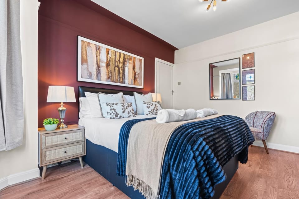 B13 0AU 5 Double Beds 6 Beds - 5 Bedrooms - LWB Van x2 Parking-Edgbaston Harborne NR Pershore Road Digbeth NIA O2 Academy NR City Centre Excellent Location - By Samina, Arz Stays House in Shirley