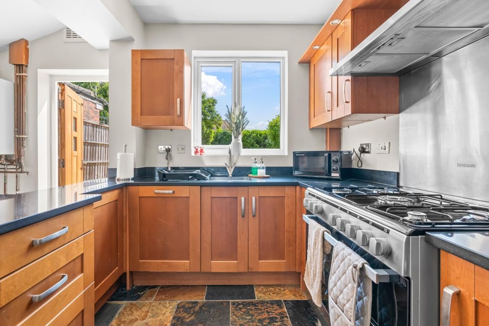 B13 0AU 5 Double Beds 6 Beds - 5 Bedrooms - LWB Van x2 Parking-Edgbaston Harborne NR Pershore Road Digbeth NIA O2 Academy NR City Centre Excellent Location - By Samina, Arz Stays House in Shirley
