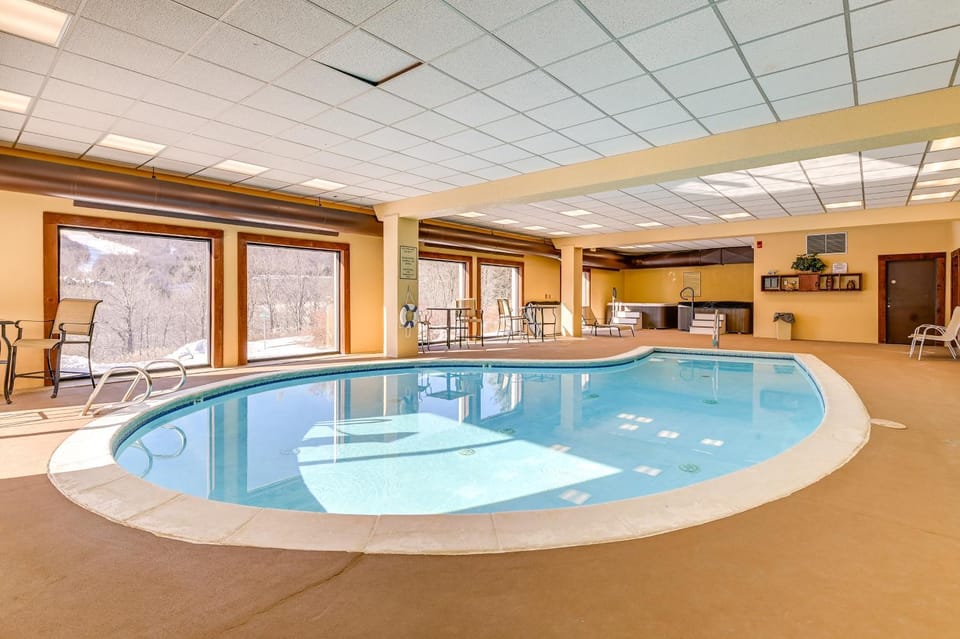 'Bearfoot Apres' Mtn-View Condo < 1 Mi to Mt Snow! House in Dover