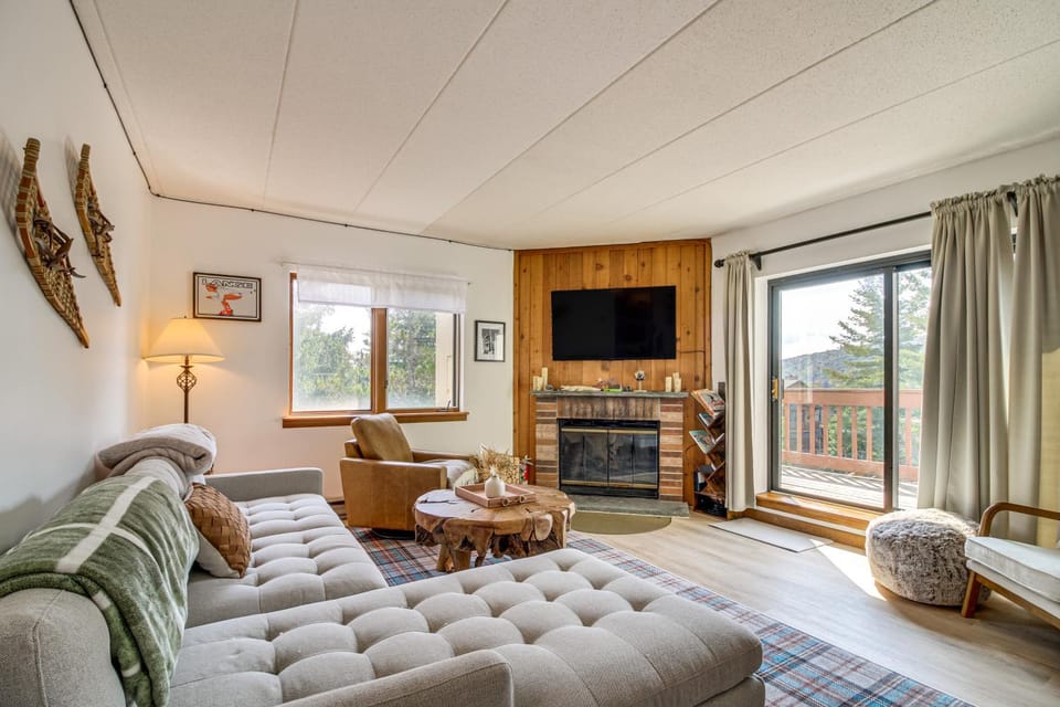 'Bearfoot Apres' Mtn-View Condo < 1 Mi to Mt Snow! House in Dover