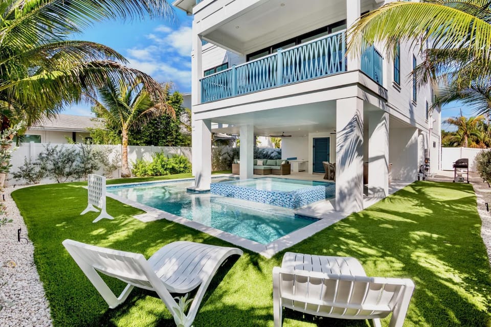 Property building, Day, Garden, Hot Tub, Balcony/Terrace, Swimming pool