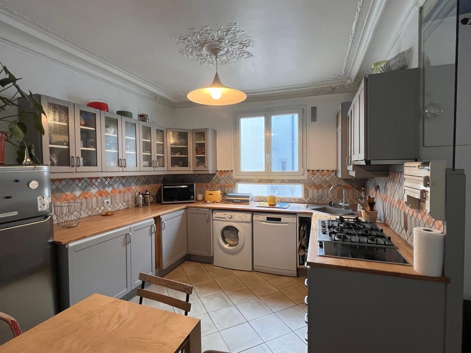 Kitchen or kitchenette, Dining area, dishwasher, oven, stove, toaster, washing machine