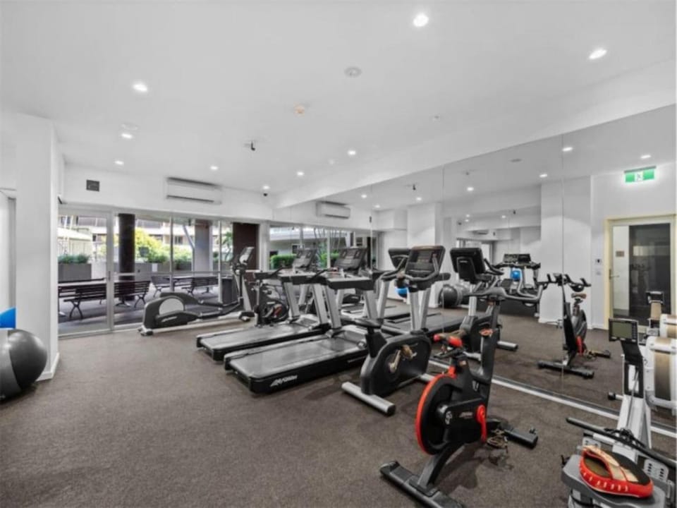 Luxury 4BR Cozy Home Pool, Gym, Sauna, wParking at CBD Apartment in Brisbane