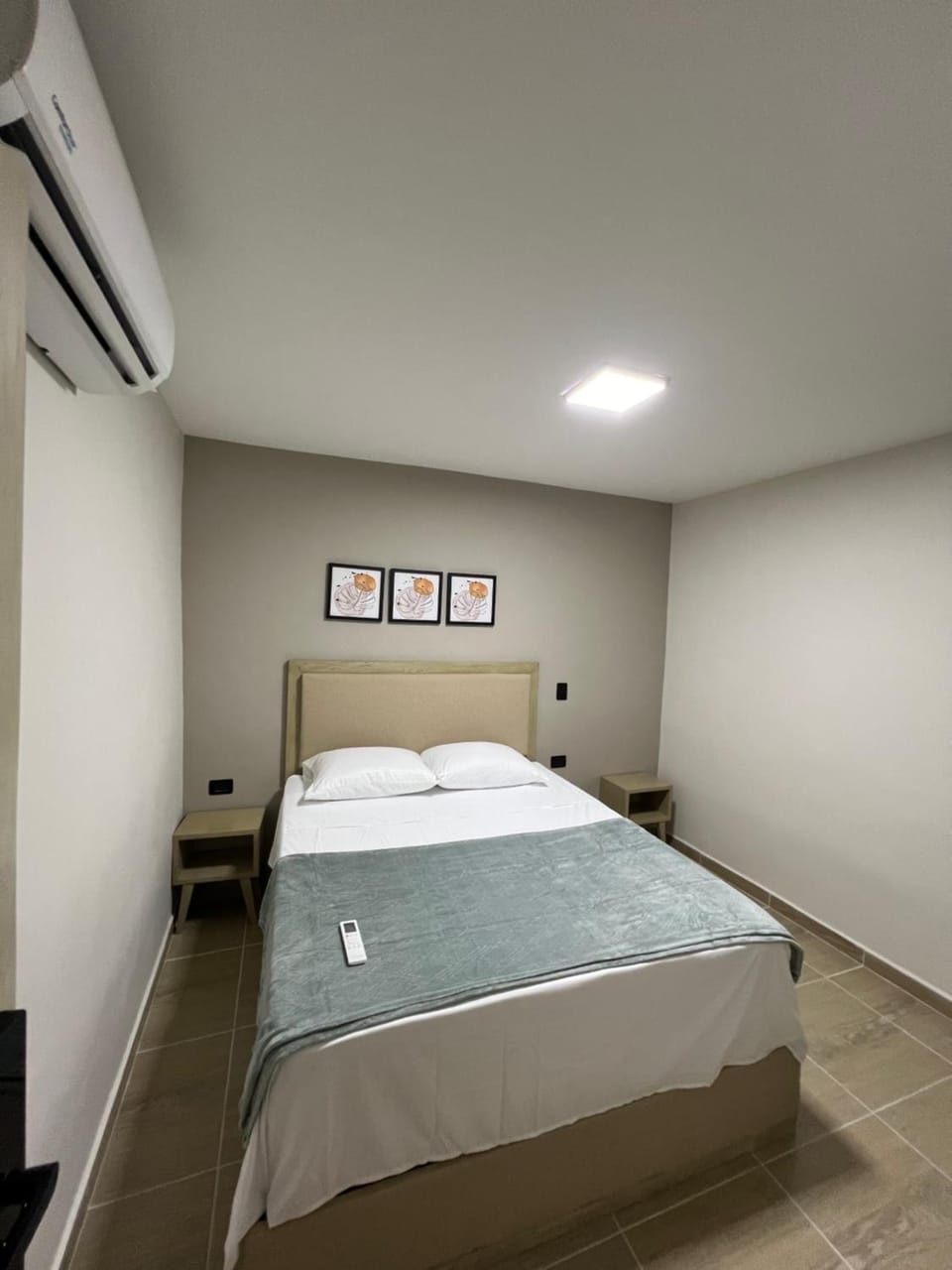 Bed, Photo of the whole room, Bedroom, air conditioner