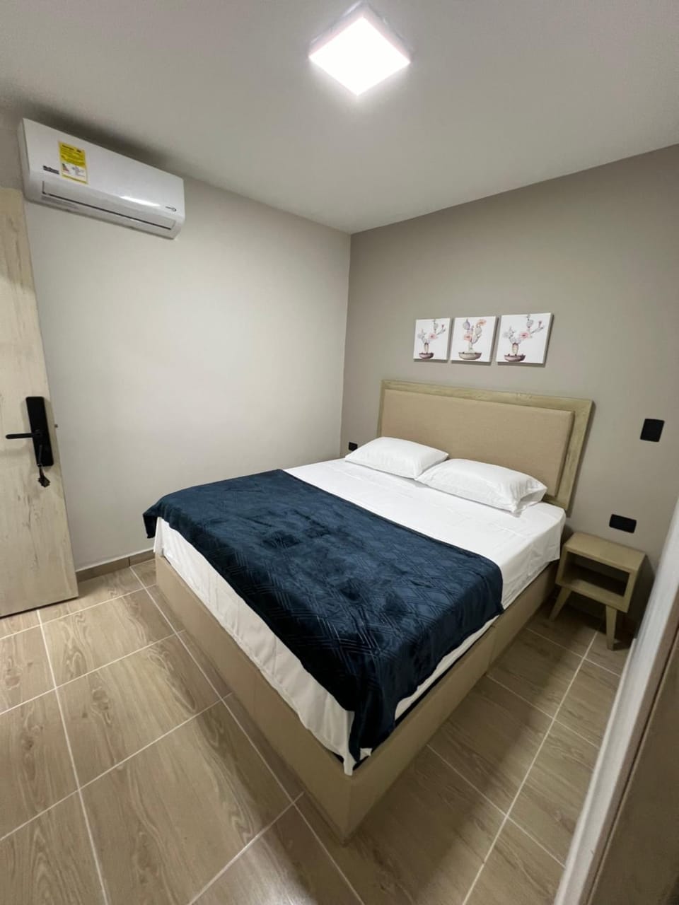 Bed, Photo of the whole room, Bedroom, air conditioner