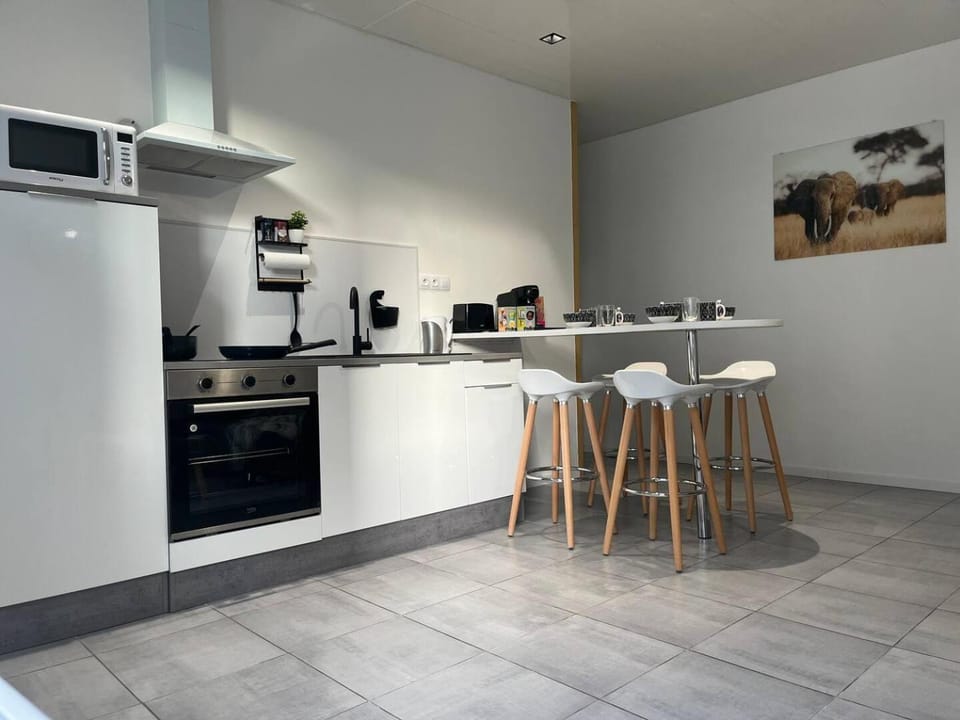 Coffee/tea facilities, Dining area, microwave, oven, stove, kitchen