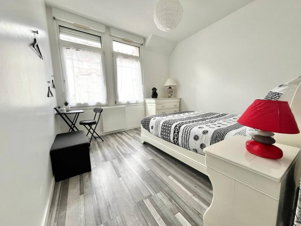 Bed, Night, Seating area, Bedroom