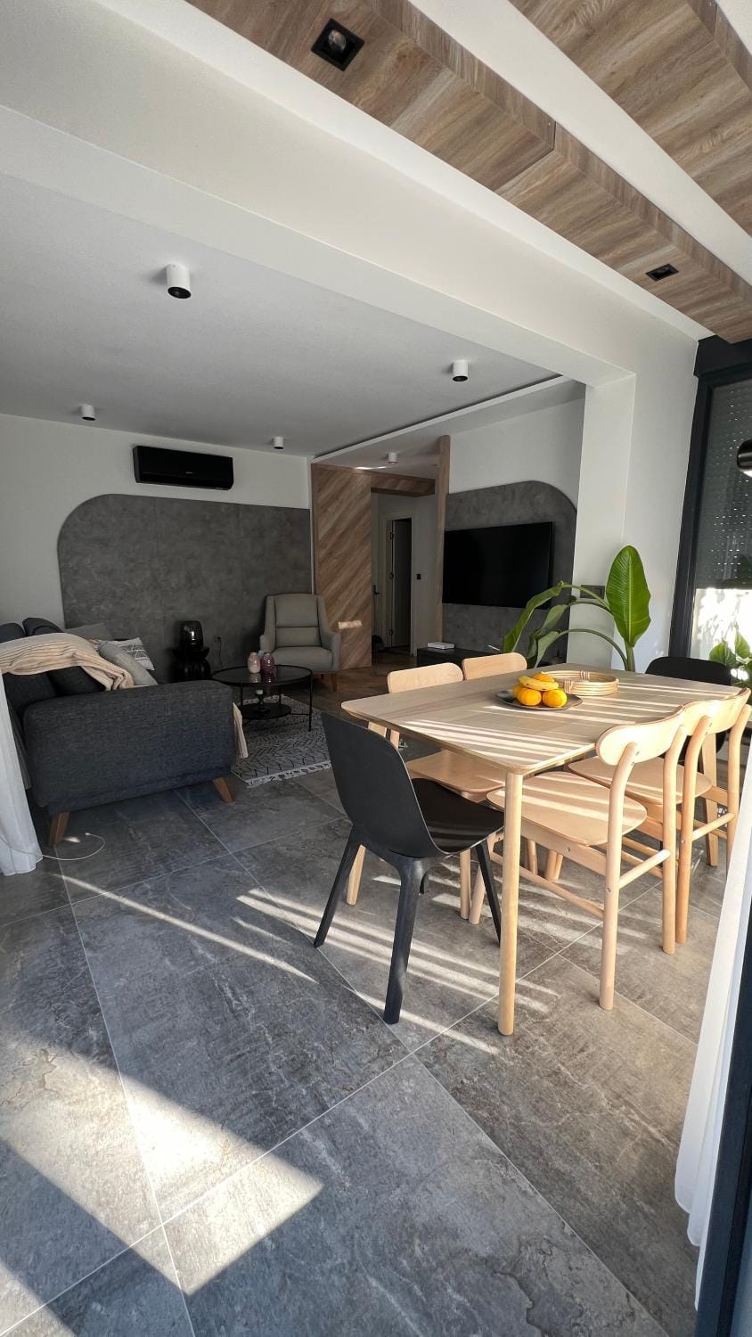 Communal lounge/ TV room, TV and multimedia, Living room, Seating area, Dining area, Food, Food