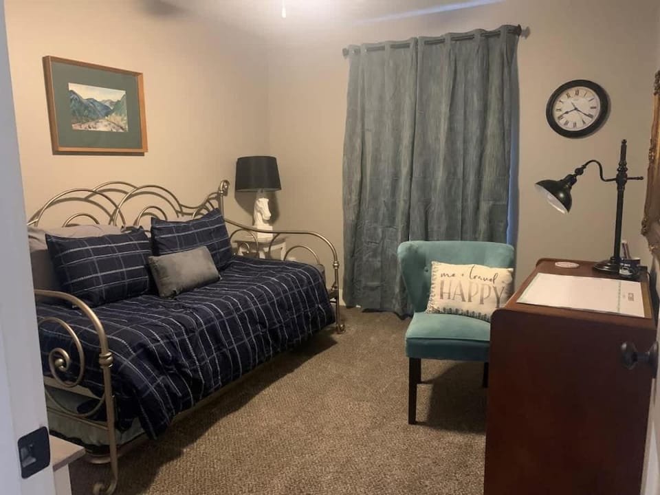Modern 2 bed condo with office House in Bettendorf