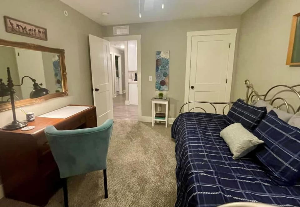 Modern 2 bed condo with office House in Bettendorf