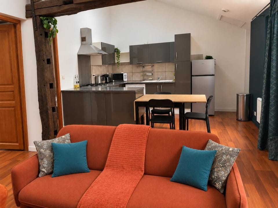 Kitchen or kitchenette, Living room, Seating area, stove
