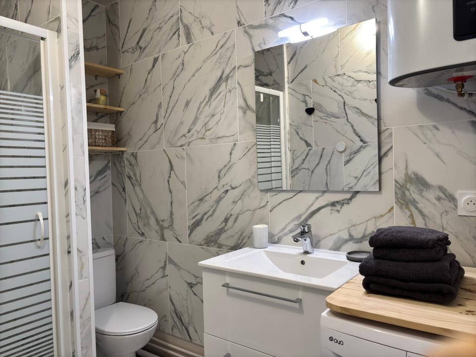 Shower, Toilet, Bathroom, towels