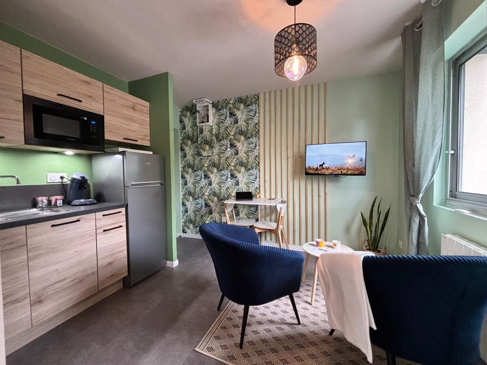 TV and multimedia, Seating area, Dining area, microwave, oven, stove